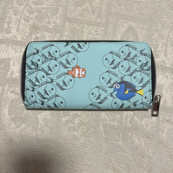 Disney Pixar Finding Nemo Dory Rare Wallet - Picture 1 of 3